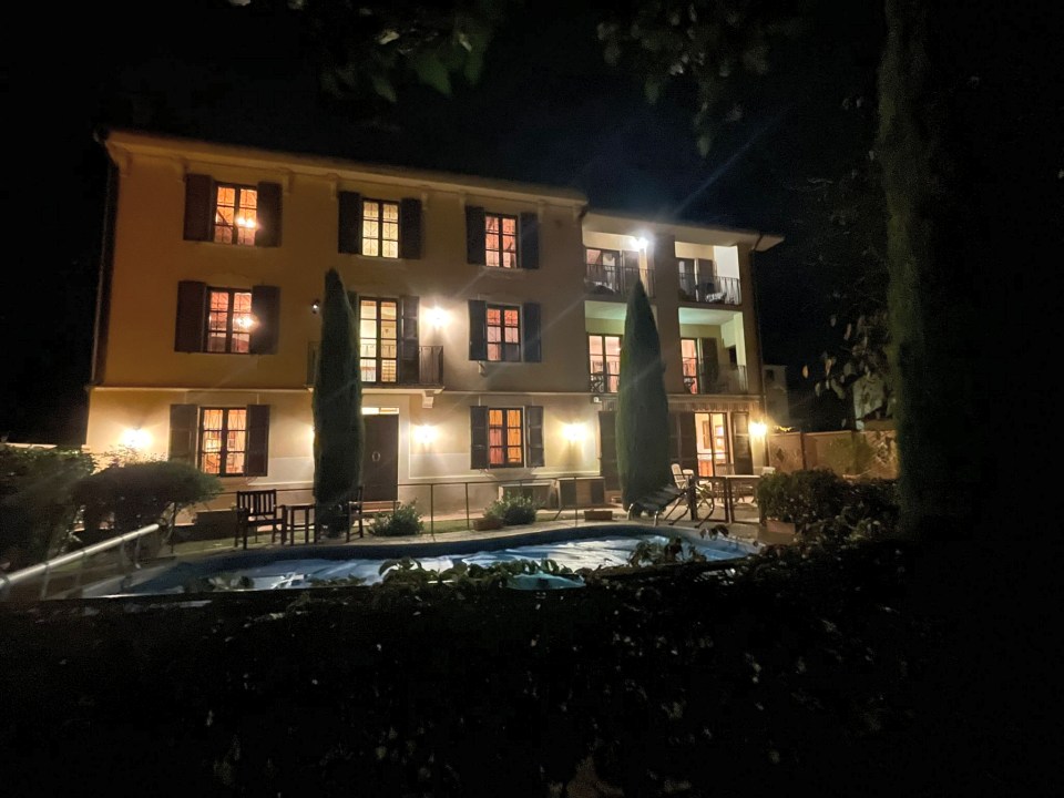 Die Villa bei Nacht