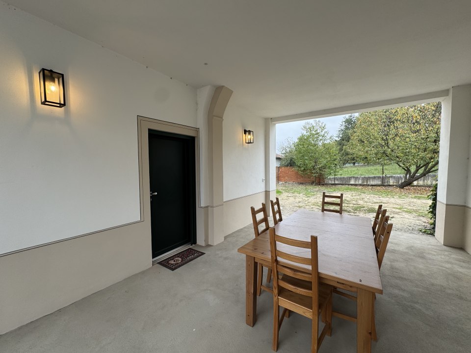 Der Eingang ins Nebenhaus mit überdachtem Essplatz